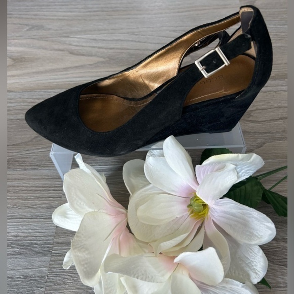 ✨BCBGeneration Black Wedge Suede Shoes with Classic Buckle Design 8.5
